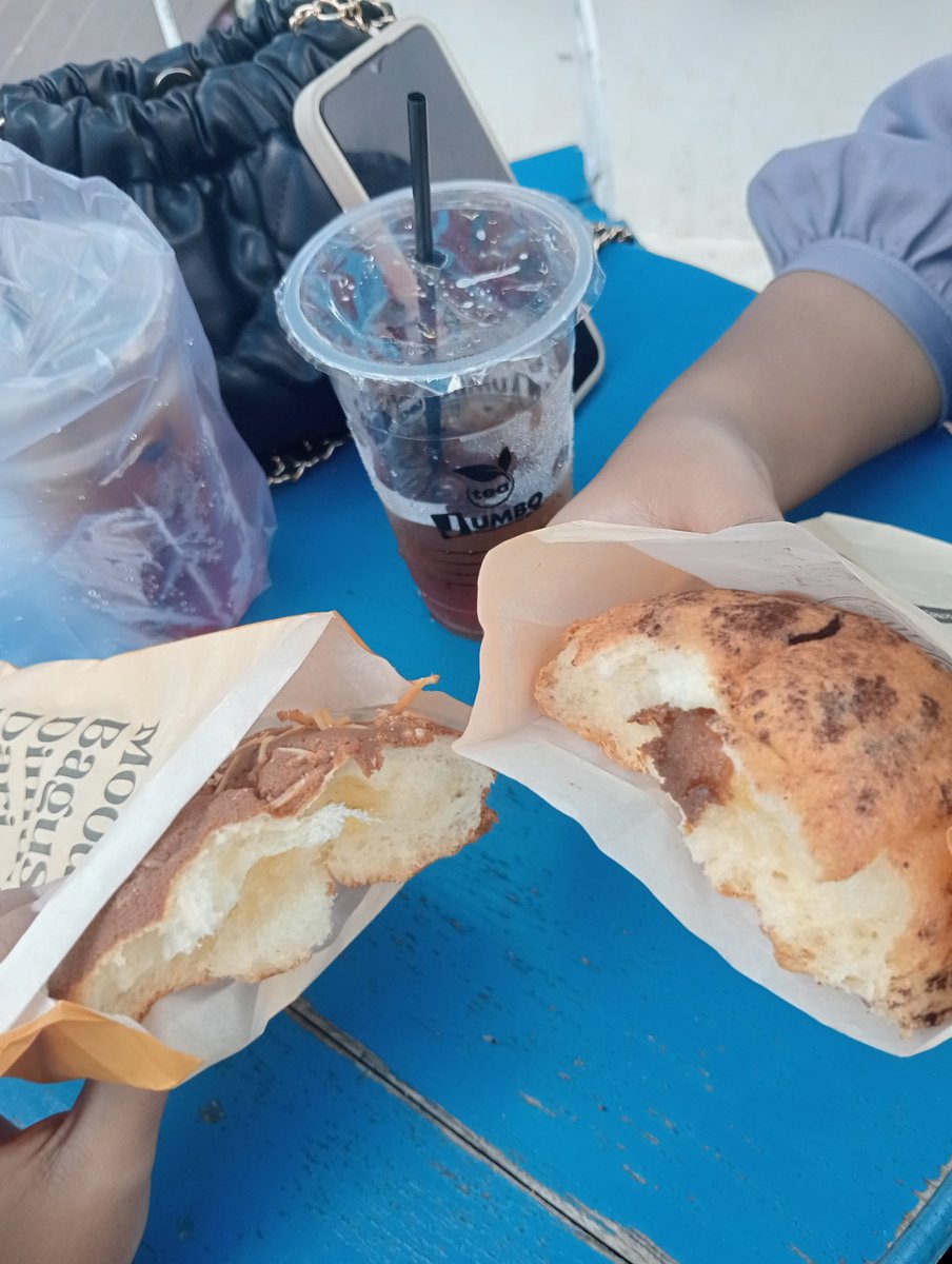 padal niat pgn beli Roti O eh taunya stand booth Roti Q. soale mirip pliss standnya (⁠ﾉ⁠*⁠0⁠*⁠)⁠ﾉ