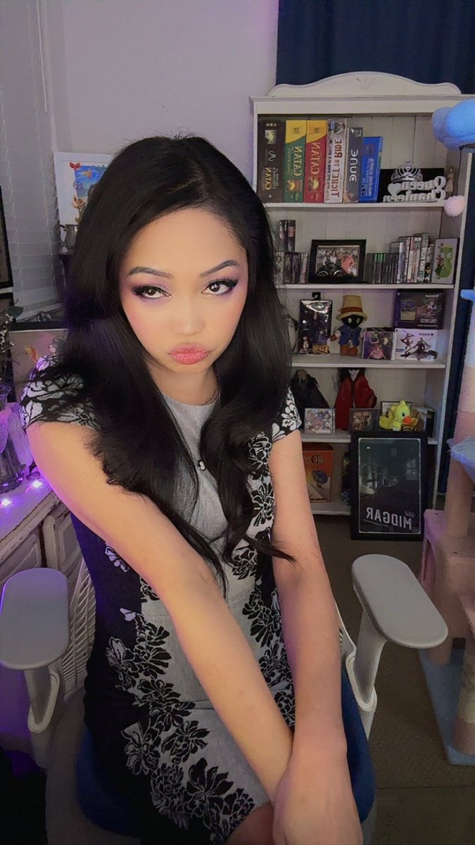 Reanimal FINALE!  I’m so excited to finish this game with banh_mami!  And then more Code Veronica later.  I def need to decompress my day today 💖🥰💖

twitch.tv/queenchanleen
