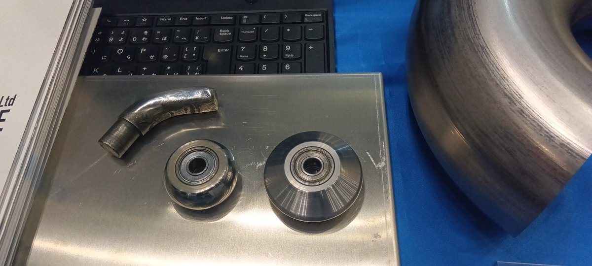 nagase_shibori's tweet image. 今日はたま工業交流展最終日です！
ナガセブースA50です。ぜひお越し下さい。
いきなりクイズですがこの写真、何の部品かわかりますか？
・
・
・
・
正解はへら絞りに使うヘラ棒の先端につけるコマでした！
#へら絞り #MetalSpinning #東京 #半導体 #航空宇宙 #食品 #板金 #ベアリング