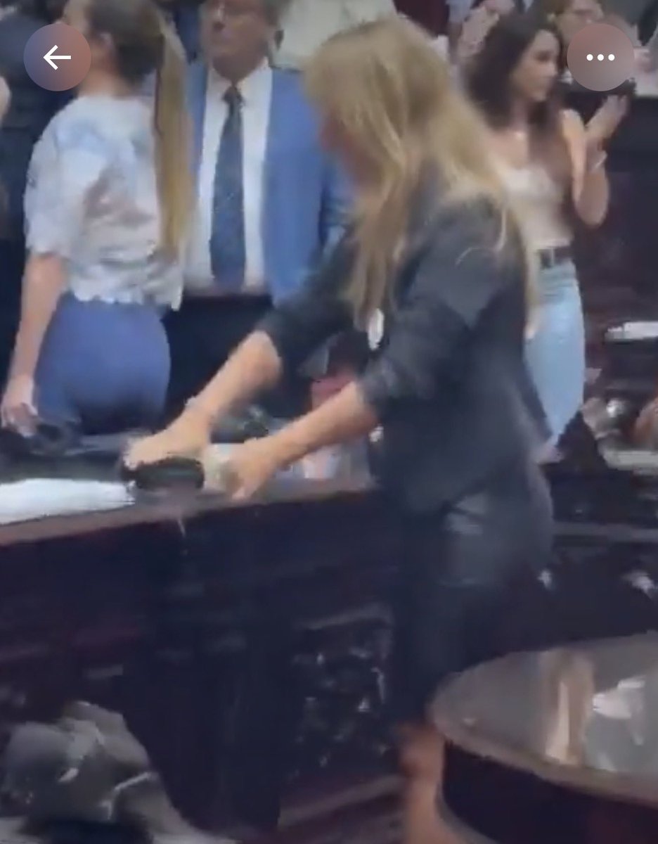 Se llenan la boca hablando de trabajadores pero con el fin de pudrir todo la diputada de La Campora Santa Fe <a href="/florcarignanook/">Florencia Carignano</a> deja sin herramienta de trabajo a los taquígrafos de la Cámara, en definitiva, laburantes. Son brutos, prepotentes y defensores de chorros. Que la echen.