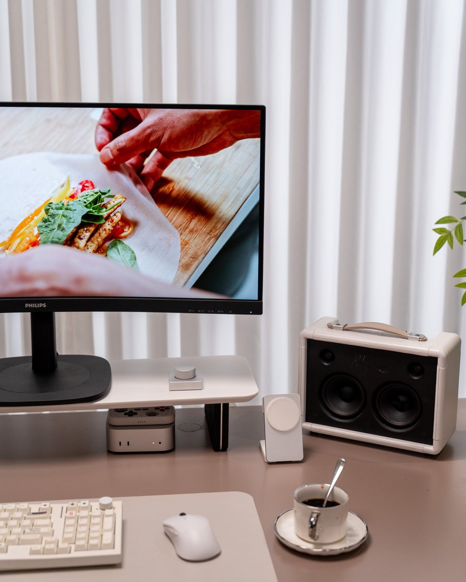 monitor_philips's tweet photo. Philips 34B2U3600C/11
簡潔でクリーン。製品そのものにフォーカスした映像 ⚡
リアルショットをスタイリッシュなカルーセル構成で配置し、
ミニマルで洗練された美的感覚を演出。

レンダリングなし、フィルターなし。
ありのままの映像。🎥
#Philips #MonitorLove #RealShots #34B2U3600C #DeskSetupDiaries