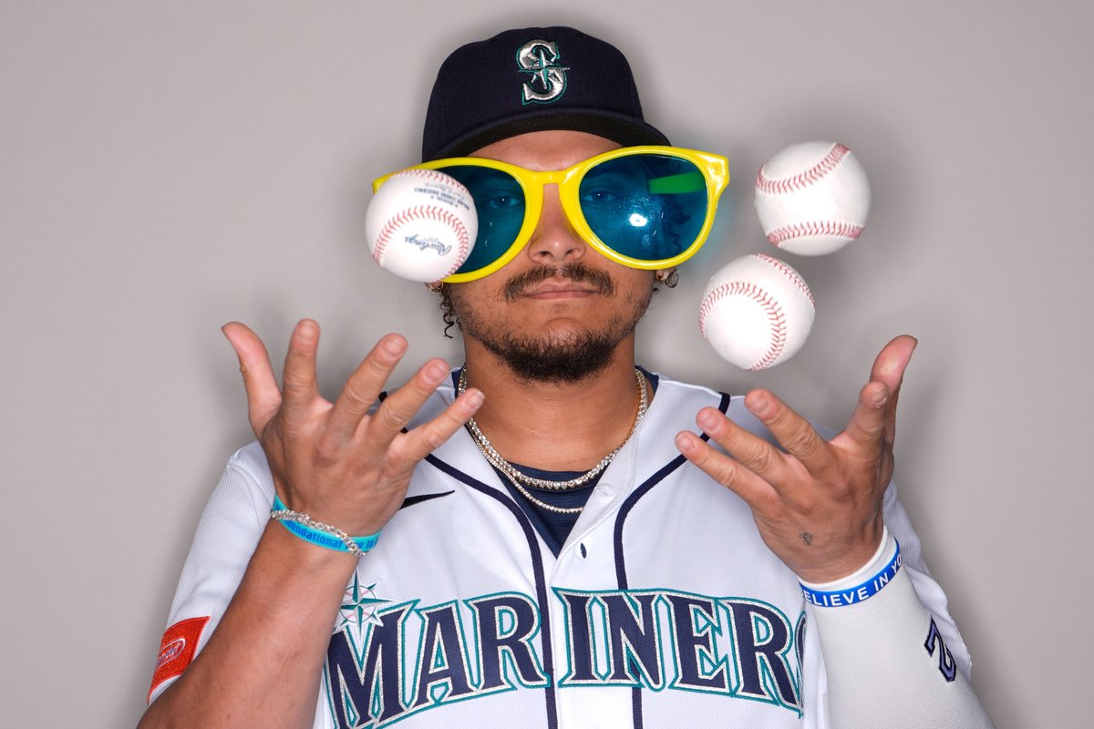 When Josh Naylor turns Photo Day into a Photo Booth 😂