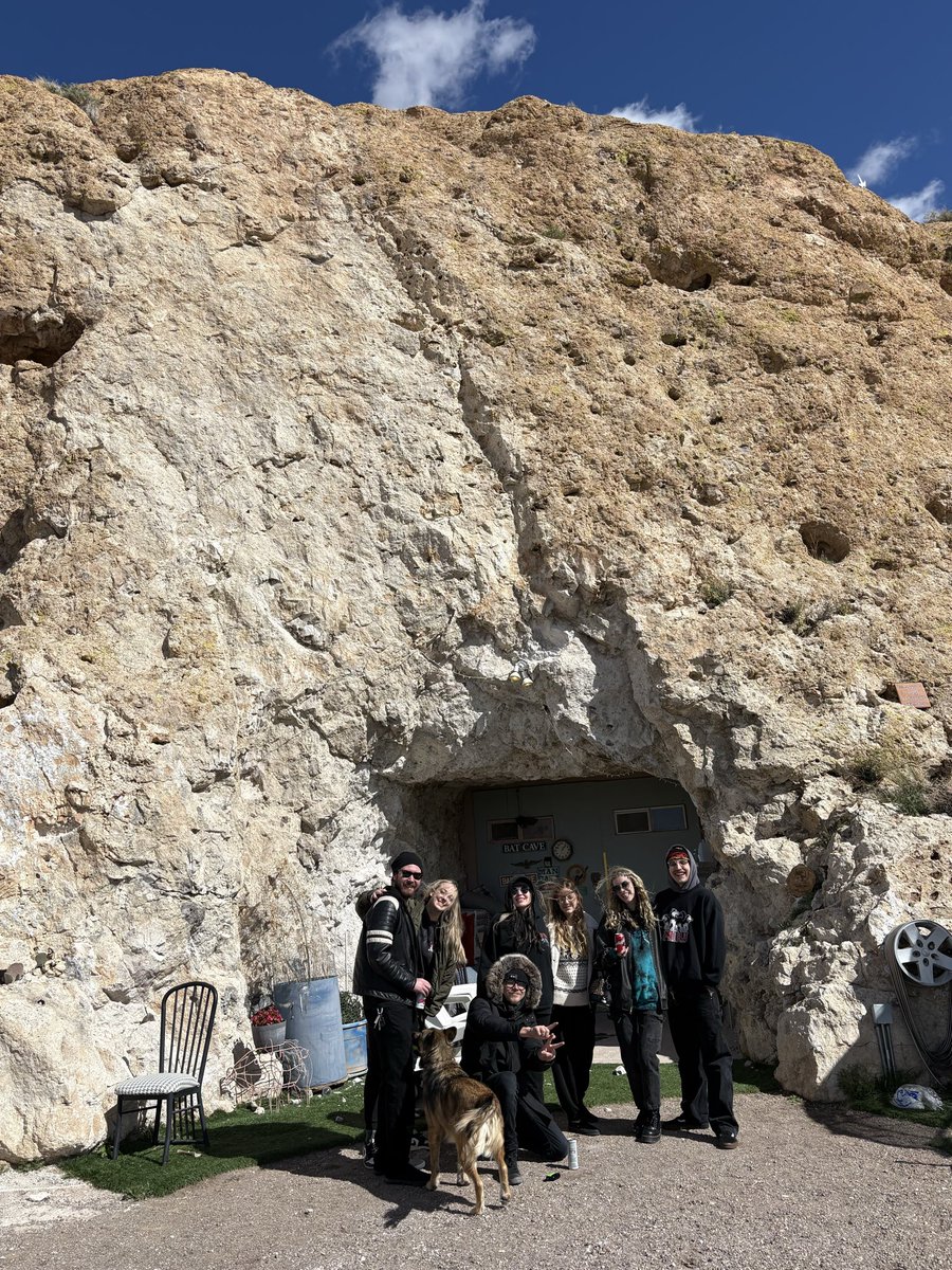 SlickGhoul's tweet photo. Went out and got stuck at an AirBnB called The Cave Inn in Dolan Springs https://t.co/oqSFLAQi2b