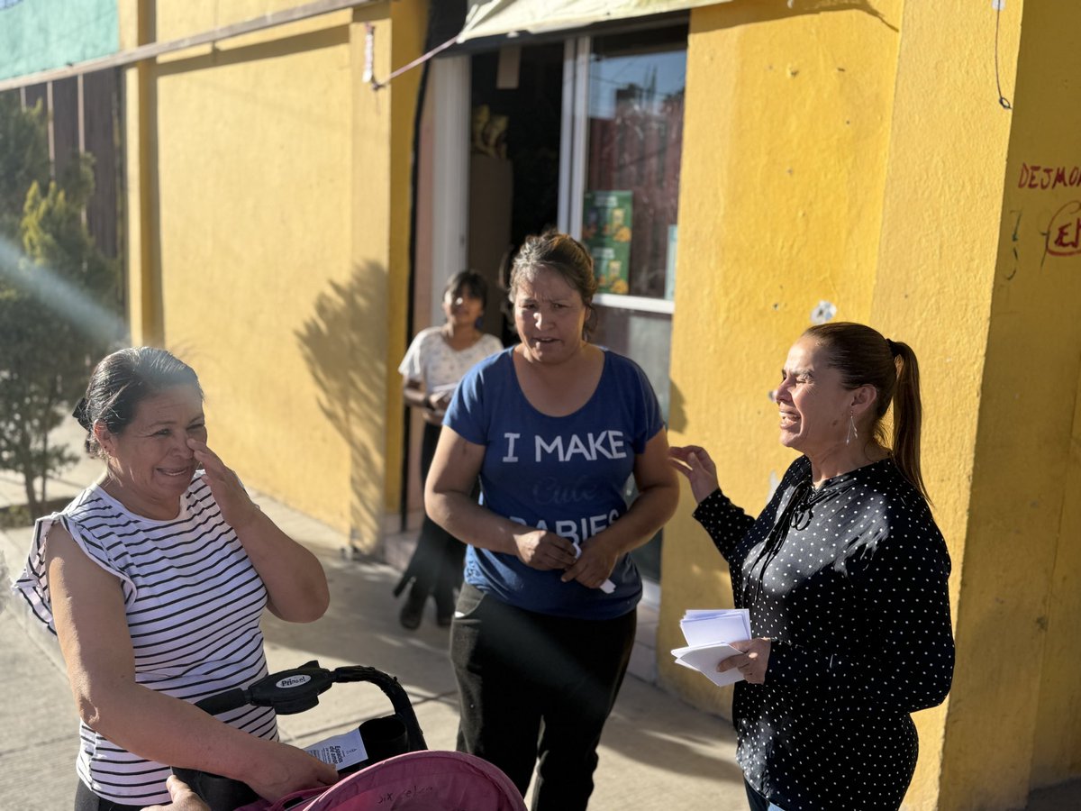 Malena_Pan's tweet photo. Así gobierna el presidente @josejoseantonio: cercano, humano y en la calle. 🩷

Un gobierno que escucha, que camina contigo y que llega hasta tu colonia.

Desde @DIFMunicipalDgo estamos en la puerta de tu casa, llevando los servicios que transforman vidas. 🤝 https://t.co/bfk2kPiN7M