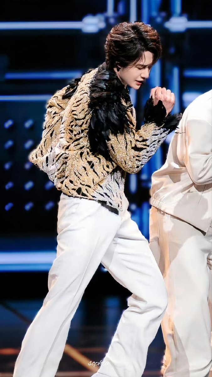 ขออวยเรื่องชุดหน่อย ชุดที่ #หวังอี้ป๋อ สวมในงานชุนหว่าน มาจากแบรนด์โอต์กูตูร์ระดับสูงของปารีส “Said Kobeisy” คอลเลกชันสั่งตัดฤดูใบไม้ผลิ–ฤดูร้อน ปี 2026 โดยคอลเลกชันนี้เปิดตัวครั้งแรกในงานปารีสโอต์กูตูร์แฟชั่นวีค วันที่ 27 มกราคม 2026 แรงบันดาลใจในการออกแบบมาจากราชสีห์