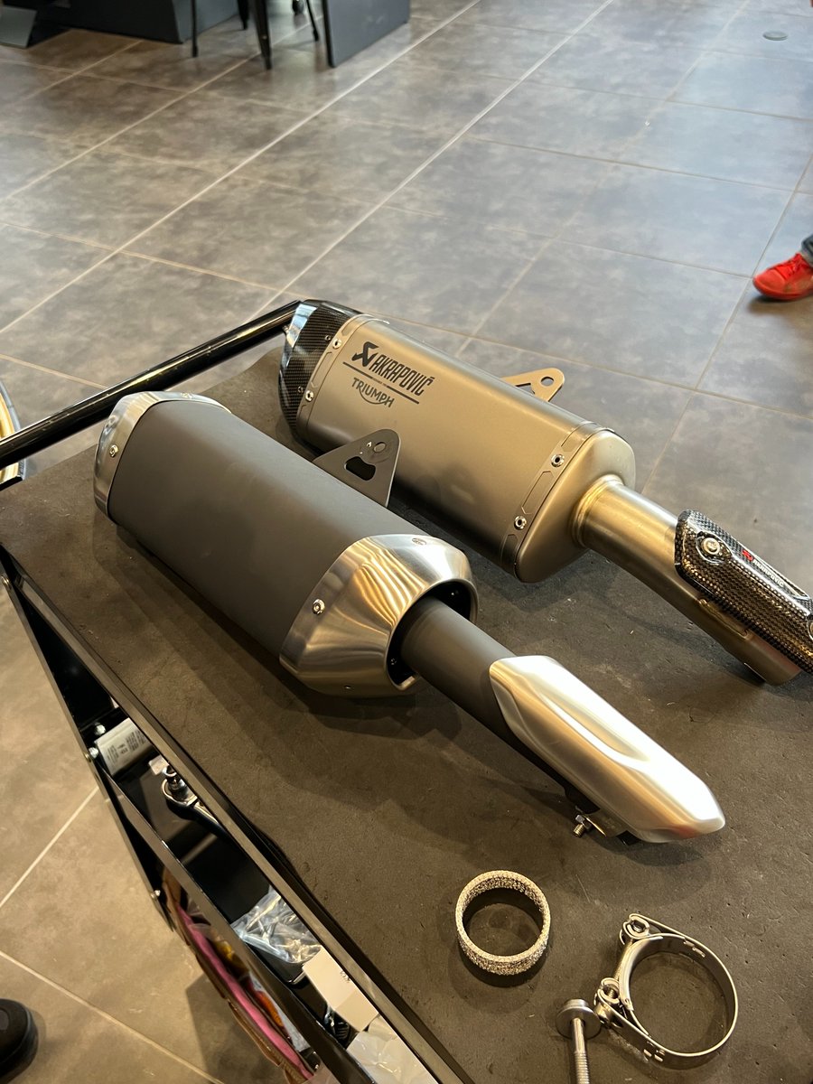当店、DEMO車の新型Trident800のマフラーを交換いたしました👍
純正アクセサリーのAkrapovicマフラー！
見た目もスタイリッシュになり、音質は少し低音が効いたサウンドに変化いたしました！🙆‍♂️
ぜひ実車をご覧ください！

ご試乗もご案内可能になりましたので、ご来店お待ちしております！！
