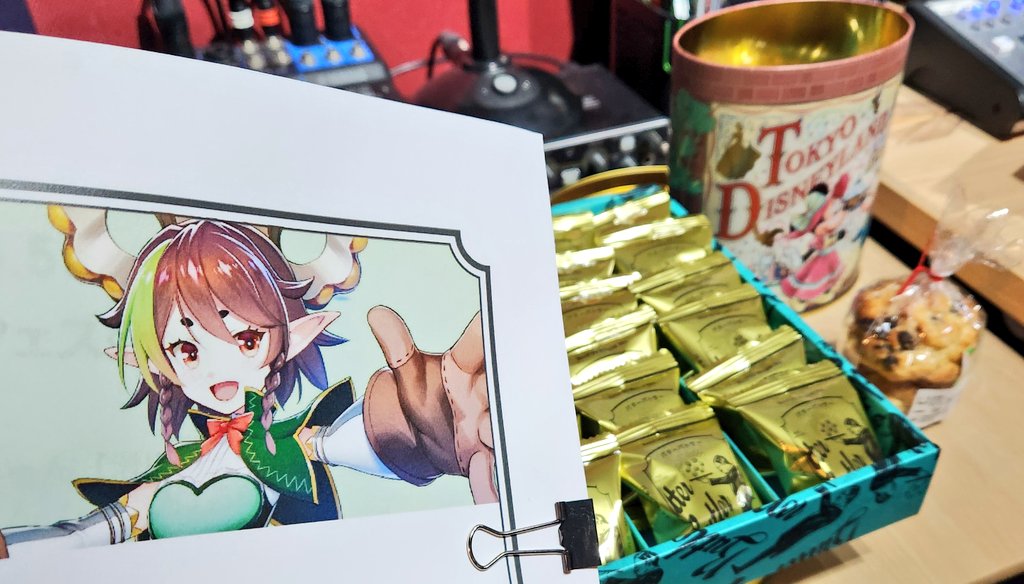 おはよーございます✨

マツオちゃん昨日は収録‼️
E657系ちゃんからのお菓子と遅いバレンタインとディズニーのお土産勢揃いで
パーティーになってたよー💮
洋菓子も和菓子もお菓子ってたくさん食べれちゃうから不思議🤔
みんなは好きなお菓子ってある😘❓

今日も元気にがんばろー✊️