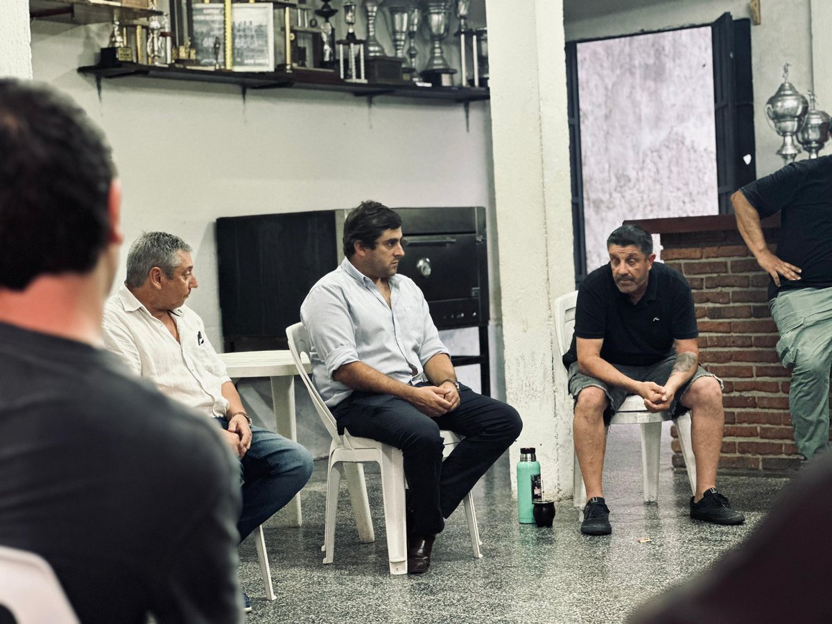 alvaro_chacho's tweet photo. Buen intercambio junto a @PajaroEnciso con algunos trabajadores de la construcción.
Seguiremos trabajando en conjunto con el objetivo que las empresas que realicen obras contraten personas mayoritariamente de nuestro Departamento. https://t.co/3L4amNQrHU