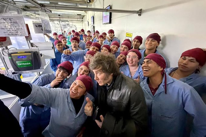 La operación secreta para que los trabajadores festejen su propio ajuste tiempoar.com.ar/ta_article/la-… a través de <a href="/tiempoarg/">Tiempo Argentino</a>