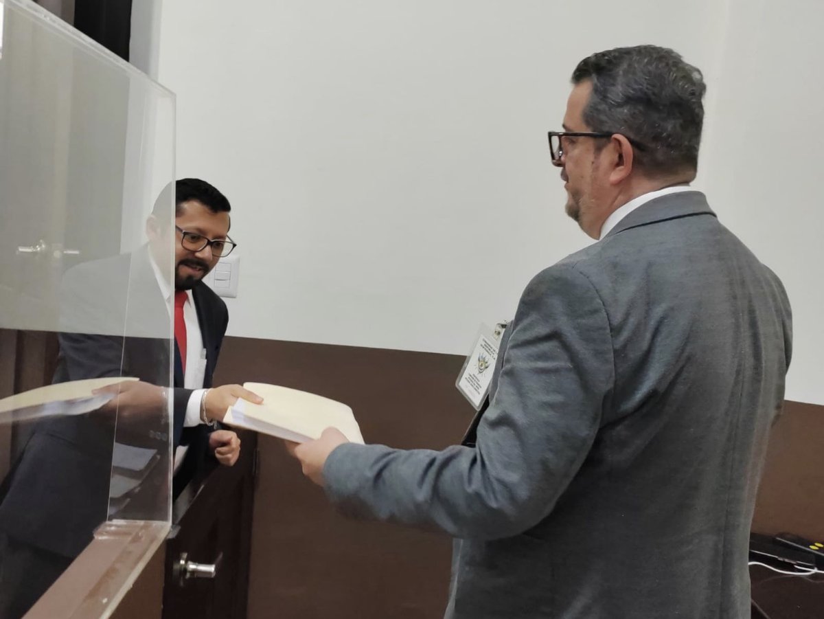Esta honorable cuenta informa, el hermano de leche de <a href="/FelipeAlejos/">Felipe Alejos</a> y ex esposo de Alejandra Carrillo, <a href="/arkelbenitez/">Arkel BENÍTEZ MENDIZÁBAL</a>, busca ser magistrado por <a href="/CC_Guatemala/">CC Guatemala</a> por el <a href="/CongresoGuate/">Congreso Guatemala</a>. 

El ahijado y administrador de caletas de la gruesa Baldetti ingresó papelería, sus padrinos para