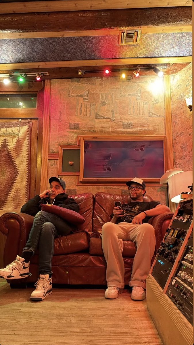 CDCfans's tweet photo. 📍🇺🇸 @sonicranch disco nuevo 

Asier y Anderson 

#cdcrock #caramelosdecianuro #nuevodisco #sonicranch https://t.co/enwfAKG6A5