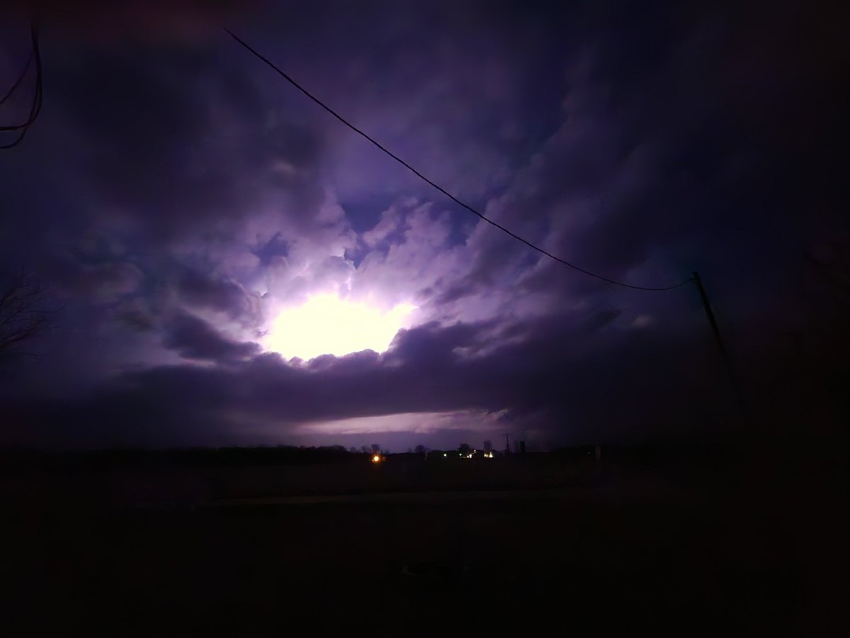 AngelaBible79's tweet photo. @MaxVelocityWX Lightning 6 miles south of Bible Grove, Il facing north about an hour ago. https://t.co/tSCZnr55Fd