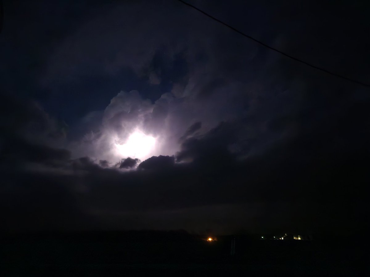 AngelaBible79's tweet photo. @MaxVelocityWX Lightning 6 miles south of Bible Grove, Il facing north about an hour ago. https://t.co/tSCZnr55Fd