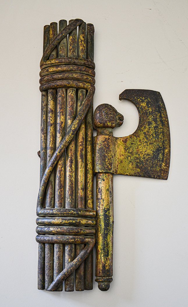 Simbolizan el "Fascio" que es una palabra italiana que significa "haz" o "manojo" (derivado del latín fasces), utilizado históricamente para representar la unión política o liga. Benito Mussolini adoptó este término y el símbolo de los fasces romanos (varas atadas con un hacha)