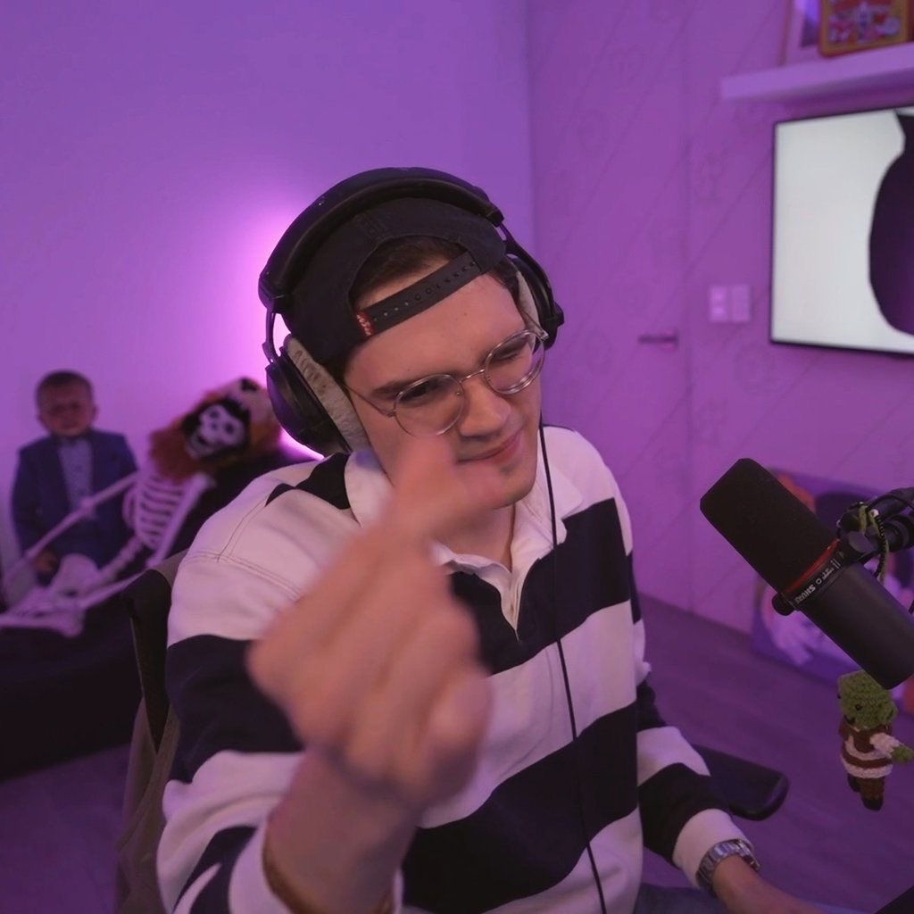 HOLAAAAA humberto f/m!!💗 espero estén bien quería pedirles su ayuda para realizarle una sorpresa a valdo!, lo único que deben hacer es mandarme mensaje para darles toda la información🫶🏻 !! 
(si no llegó a contestar por aquí mándenme msj por ig *ilseesk_zaza*) 🗣️