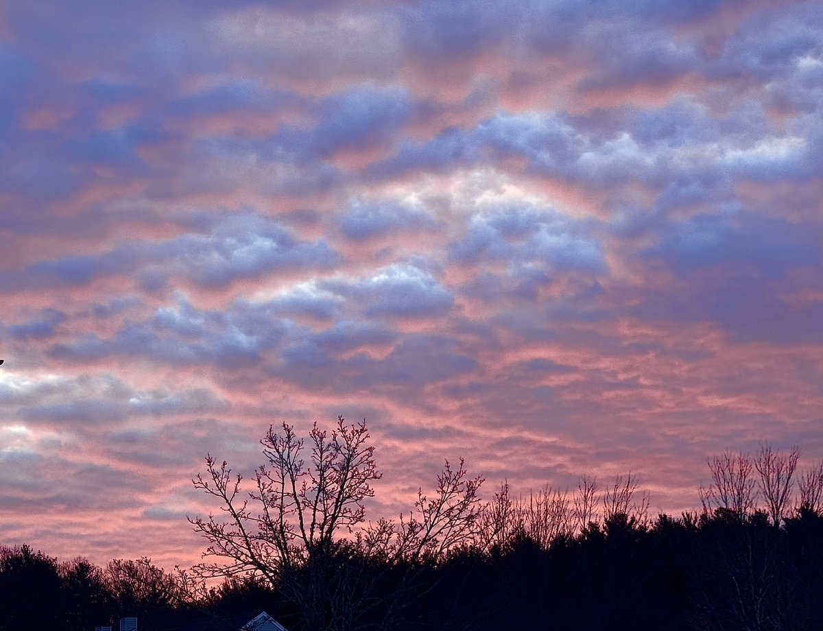 dcd728's tweet photo. The #sunrise really outdid itself this #morning as #portent of impending #snowy #weather https://t.co/IshlSwEJtG