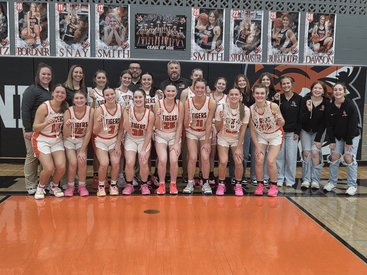 AngelaHill56288's tweet photo. HS GIRLS BASKETBALL: Teams picture after cutting the nets down at SE @NyeMatt https://t.co/ITU7Lav6Q1