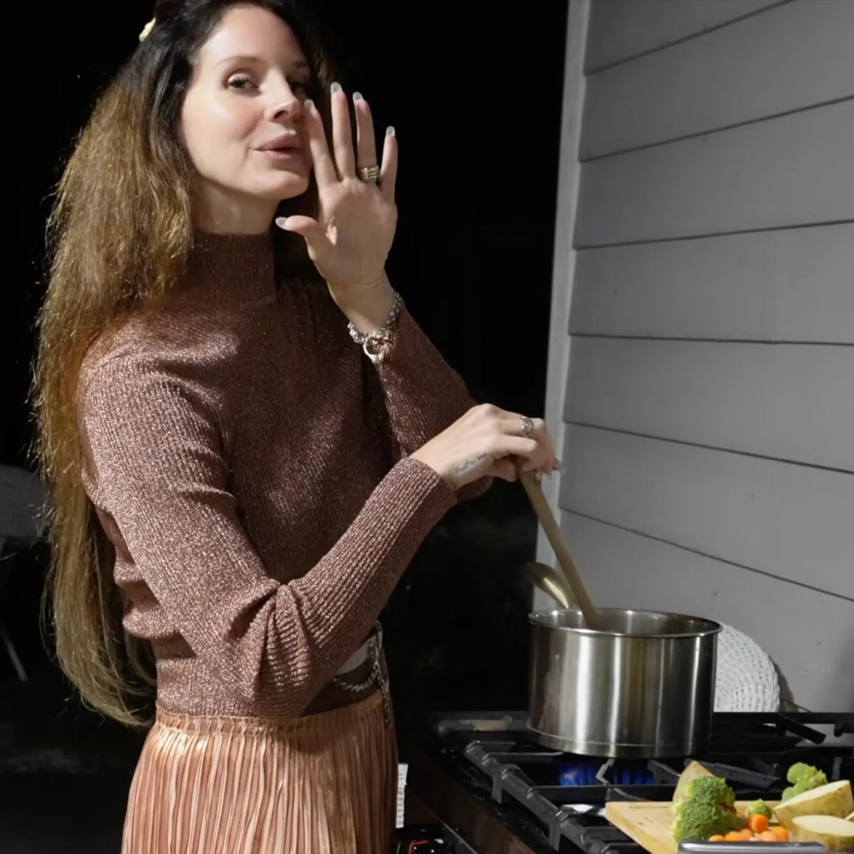 URGENTE 🚨 D'Baby Adams CBE, mulher mais influente das artes cênicas britânicas HUMILHA novo single da cantriz Lana Del Rey, "White Feather Hawk Tail Deer Hunter" e ainda sobrou pra própria!

"Esta mulher exala o odor fétido do mau gosto de sua suposta arte pedante e sem sentido.