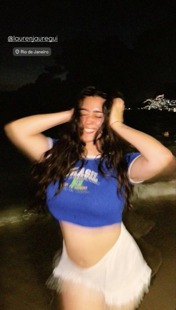 simplesmente encantada com lauren jauregui usando a t-shirt do momento na cor azul que surra as outras cores, combinou muito com nossa lorena patricinha brasileira!!