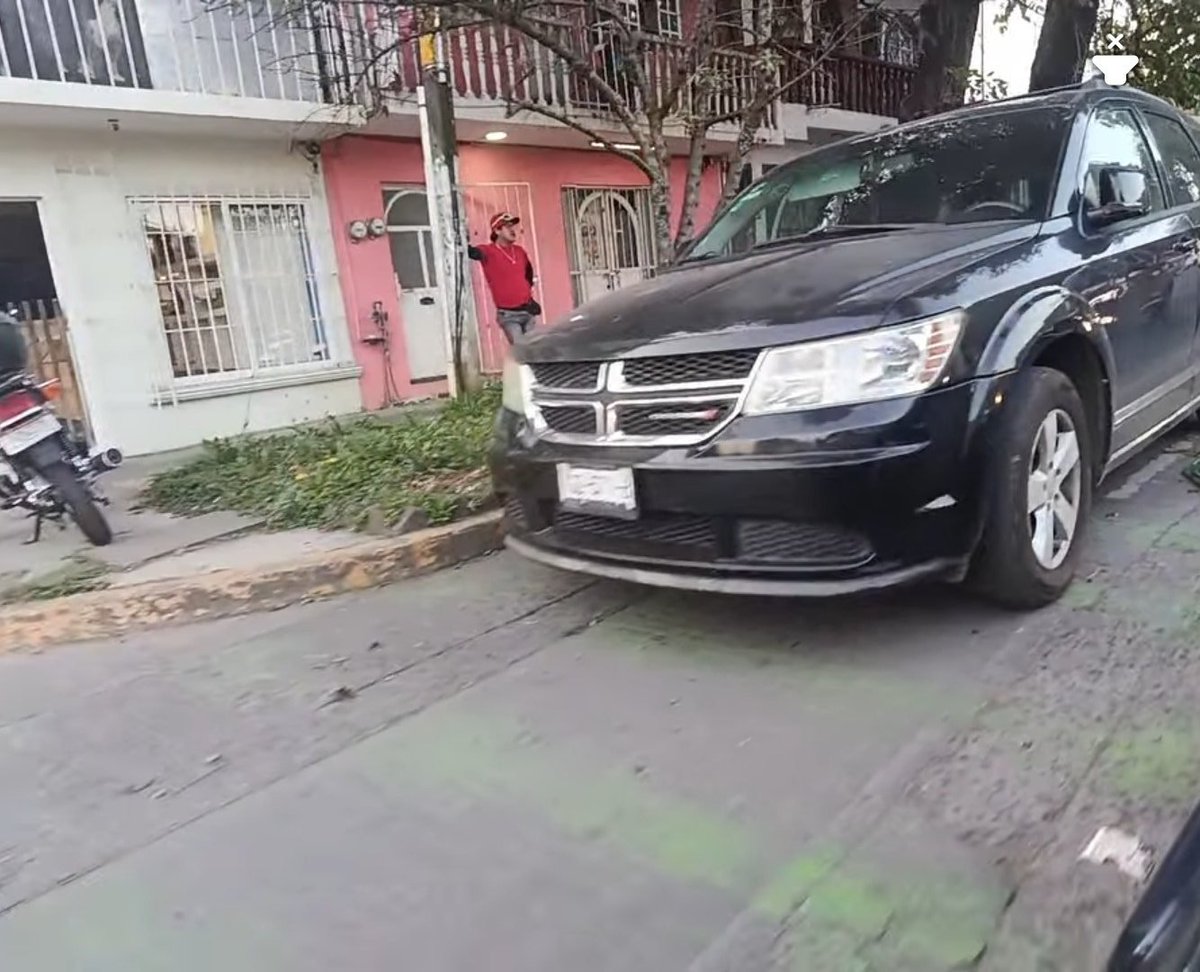A veces los que se estacionan en la ciclovía dicen: Ahí bien que pasan, pero cuando la bloquean por completo pues los ciclistas y todo aquel que requiere transitarla exponen su vida al tener que salirse.
#Xalapa
