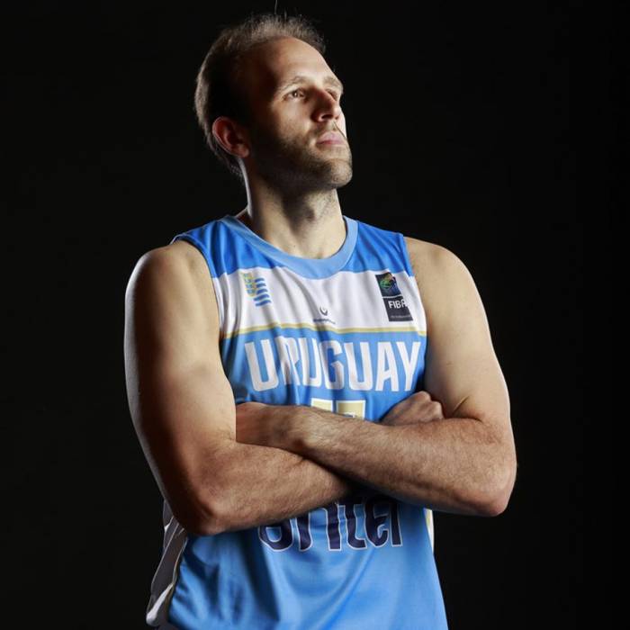 Lo de Kiril Wachsmann en el Malvín-UA de hoy fue apoteósico. Los números fríos dirán 7 puntos y 13 rebotes en 32 minutos (con 41 años), pero no le harán justicia a las ayudas defensivas, las rotaciones, los cambios aguantando bases, el box out y las mil cortinas que metió. Prócer