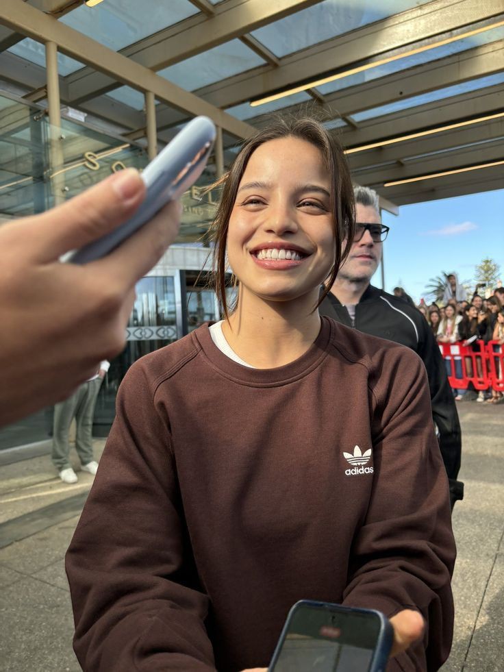 lo linda y feliz que sale emilia en las fotos que le sacan sus fans