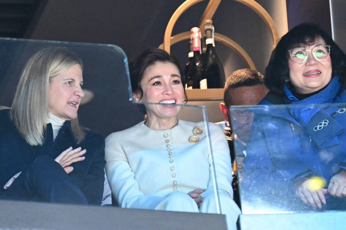 implmaterial's tweet image. The Queen during the U.S.A. v Canada ice hockey match yesterday