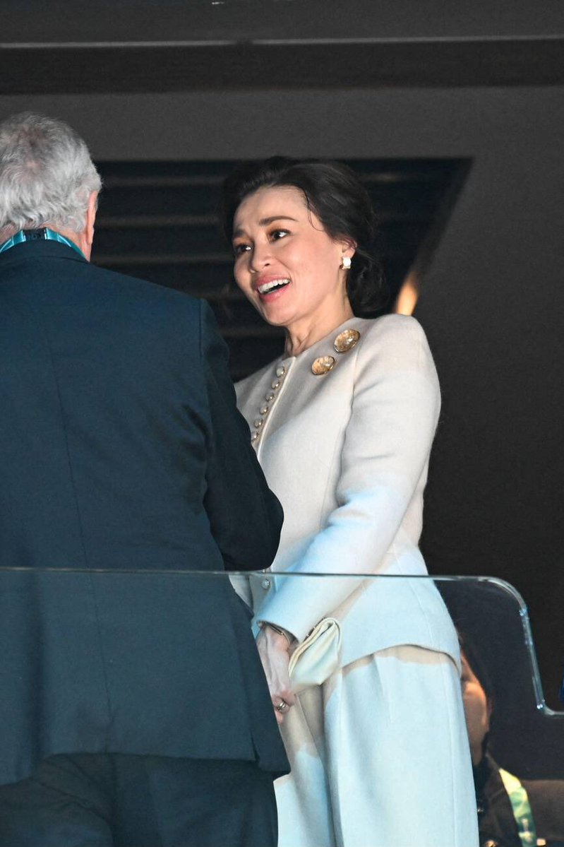 implmaterial's tweet image. The Queen during the U.S.A. v Canada ice hockey match yesterday