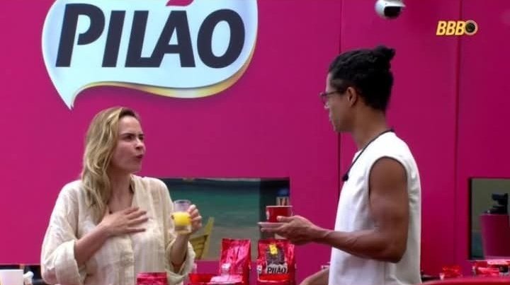 ANA PAULA: "O café desceu queimando…"
BRENO: "Tá reclamando do patrocinador, querida?"
ANA PAULA: "Não, tô falando que tava muito quente. Tem nada a ver com a qualidade do café."
BRENO: "Mas você não viu que tava quente?"
ANA PAULA: "Olhei e nem fumaça tava saindo, aí virei tudo