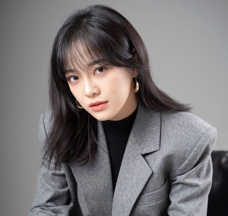 hallyuforums's tweet photo. After 10 years, #KimSeJeong may be parting ways with her longtime agency Jellyfish Entertainment!! - Reports 

On February 20, JTBC reported that Kim Se Jeong had recently begun discussions to renew her contract with Jellyfish Entertainment ahead of its upcoming expiration. However, she has also reportedly been meeting with other agencies and is said to be deeply considering a variety of options.

Jellyfish Entertainment responded by stating simply, “We are currently in the midst of contract renewal discussions, but nothing has yet been finalized.” The agency added that they will continue to carry out management duties for Kim Se Jeong until the end of her contract period.

#HallyuForums #Hallyu