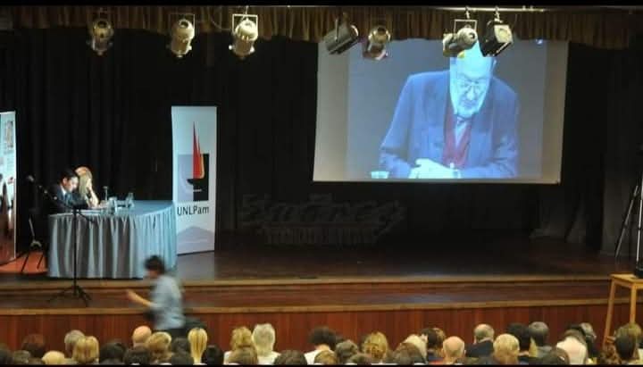 📚Decimo Aniversario del fallecimiento de #UmbertoEco. 
Siempre rescato la generosidad y la atención que me dedicò con la propuesta Academica que, en persona, le realize y concretamos. Fue la última actividad que realizó vinculada con Argentina. #Bologna #Alessandria #Italia