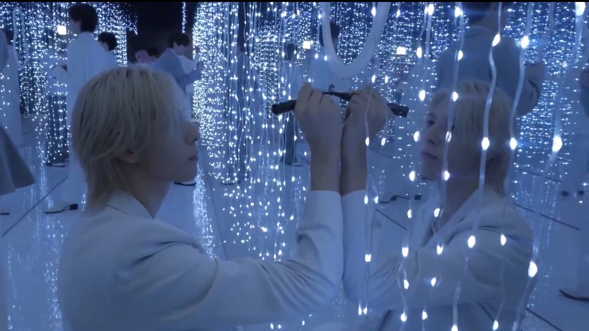 書いてるラウールも鏡に映るラウールもカッコよすぎるありがとう