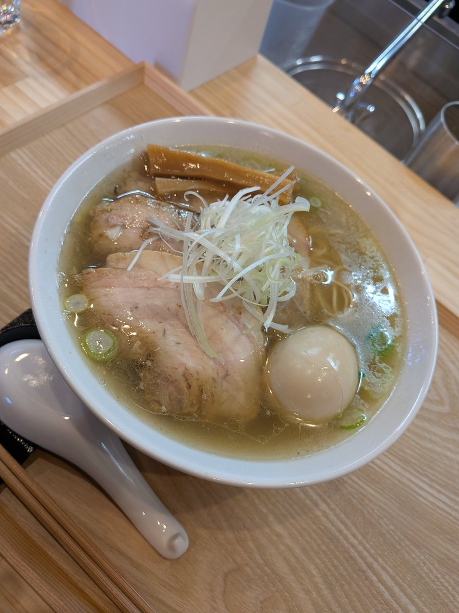 0000megami's tweet photo. 群馬県太田市
中華そばHIBARIさん

塩 特製中華そば

本日グランドオープンおめでとうございます🎉

正直にここまで美味しいとは。。。
動物が節とドンコの土台となりメチャ旨っ
麺は低加水の細ストレート
パツ手前で歯切れ良く小麦香る
炭火焼きのぶ厚い豚バラはホロホロ

頑張っていって下さい✨🫡 https://t.co/dWVIJQNXI9