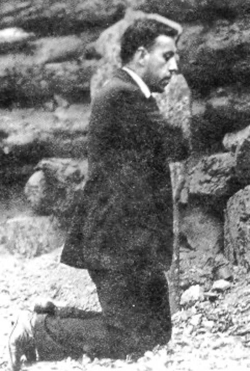 SkyVirginSon's tweet image. Miguel Pro kneeling in prayer before he was executed

Blessed Miguel Pro a martyr of the Cristero War. 
Viva Cristo Rey!!