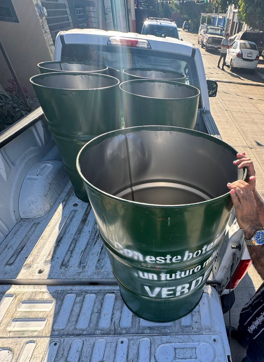 #Mazatlán 🌱 | En el puerto, la dirigente municipal María Esther Juárez visitó a las y los vecinos de El Venadillo para hacer entrega de contenedores de basura, contribuyendo a mantener una comunidad más limpia y ordenada. 

#SomosVerdes 💚