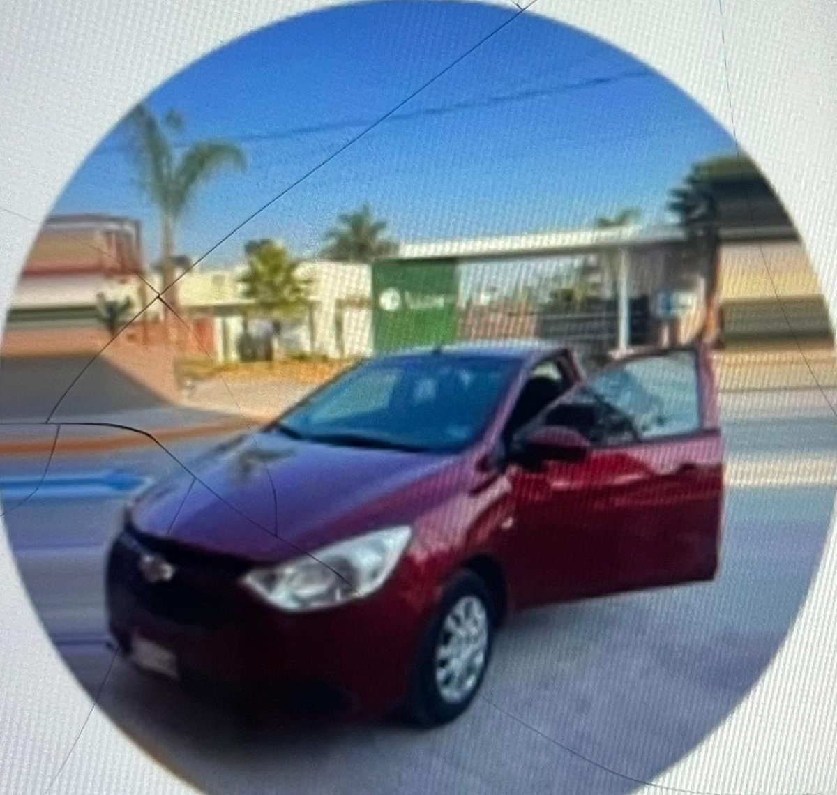 #Urgente Lo robaron en plaza San Diego alrededor de las 3:55  Es un aveo 2020 cereza  Placas PLS386B de Michoacán. Si lo ve denuncie.