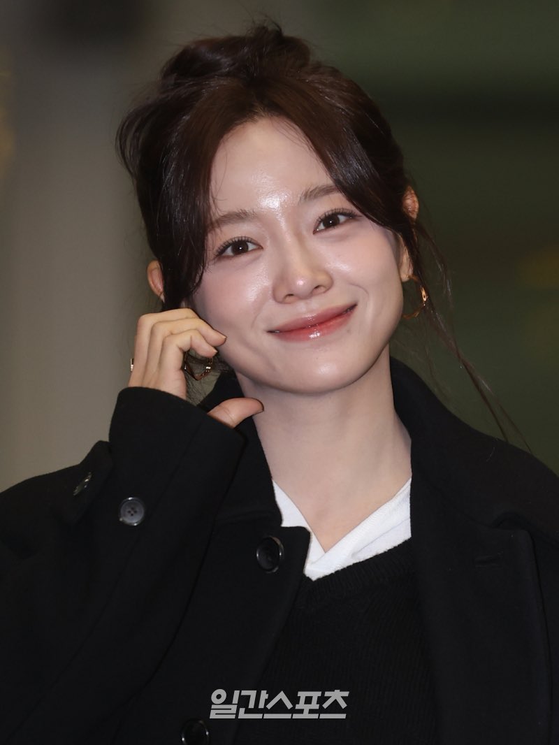 OneSeoulPH's tweet photo. LOOK: Kim Sejeong at the airport earlier today, heading to Manila for her fan concert tomorrow! 

Presented by @WilbrosLive 
#KIMSEJEONG #김세정 #세정 #TenthLetter #열번째편지 #KIMSEJEONG_FANCONCERT https://t.co/ijIEhciwov