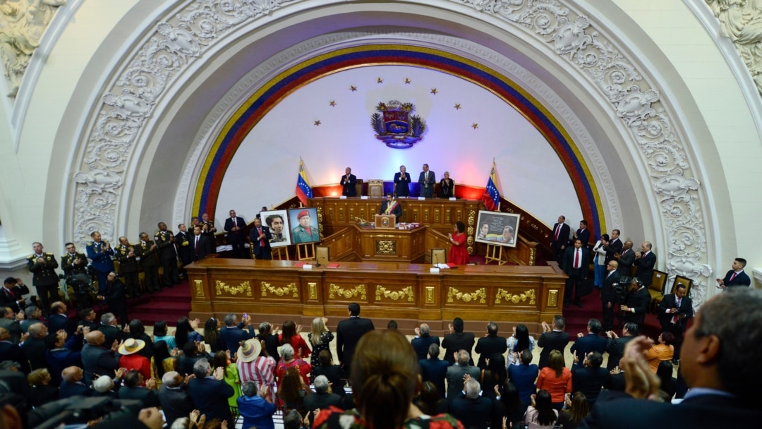 No reconozco la ANC y no me voy a juramentar en ella, regalo al zulia.
Procedo a pararme de mi curul de diputado para que se instale la ANC🤡🤣