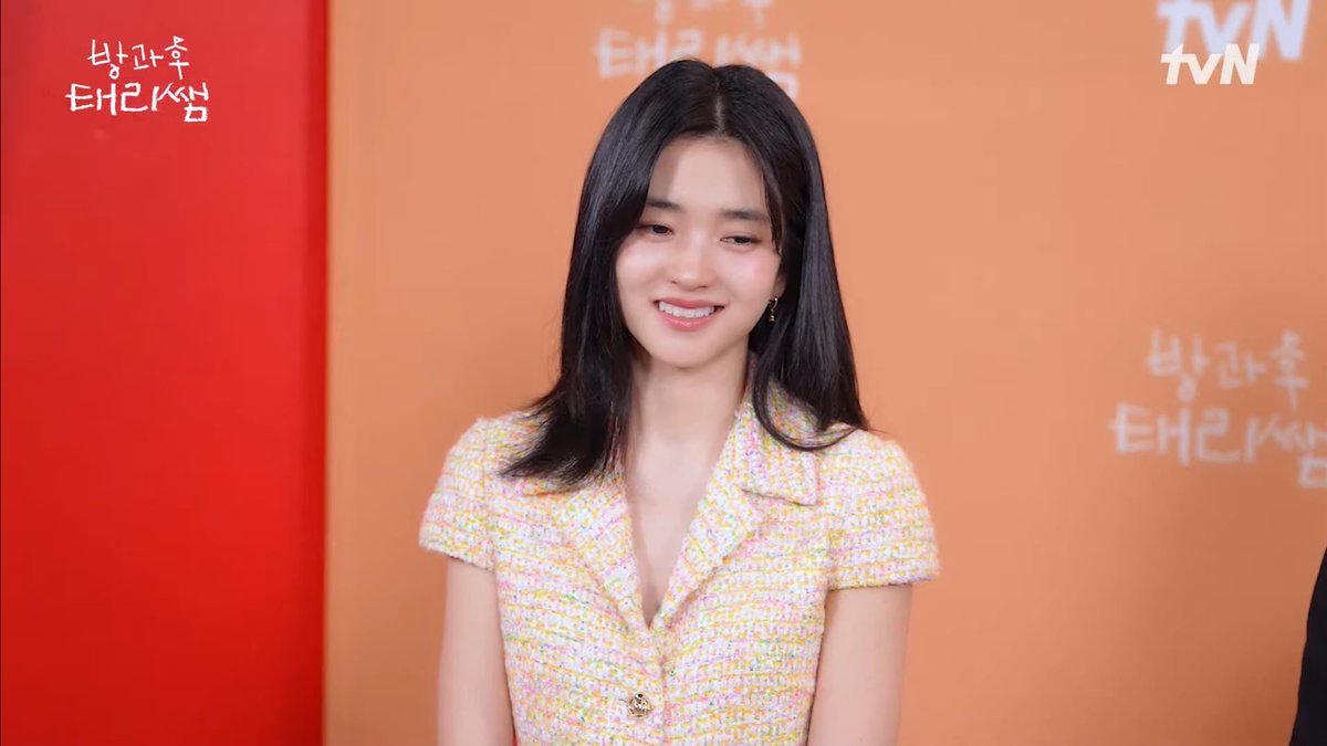 모든 일에 진심과 열정을 담아서 임한다는 소문을 워낙 많이 들어서 << 뽕차서 뿌듯해 하고 있는데 김태리는 또 부끄러워함…