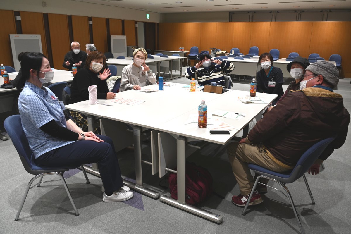 がん相談支援センターから。2月19日、講堂でがんサロン～ふれあいサロンうえだ～を開催し10名の皆様が参加しました。MSWの谷澤が " 障害者手帳の基礎知識 "と題し、障害者手帳とは、3種類の手帳と対象、がんと障害者手帳の関係、手帳の申請方法、利用できる支援制度、手帳の相談先を解説しました。