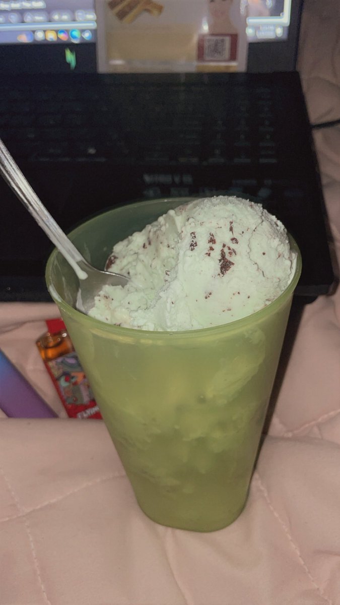 LauBawlz's tweet photo. #mintchocolate https://t.co/LJvhy0U1ze