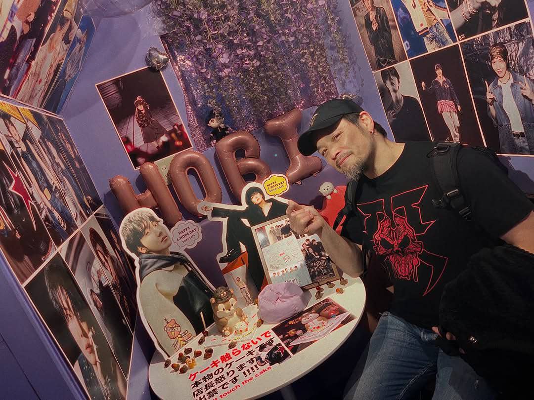 📷 Go Shiozaki en publicación de IG:
"Este año, celebramos de nuevo este evento en un espacio envuelto en luz púrpura 💜
Te admiro.
Feliz cumpleaños, J-Hope
instagram.com/p/DU62z93krwT/… ️
📍Luchador profesional japonés.
#HOBIUARY2026