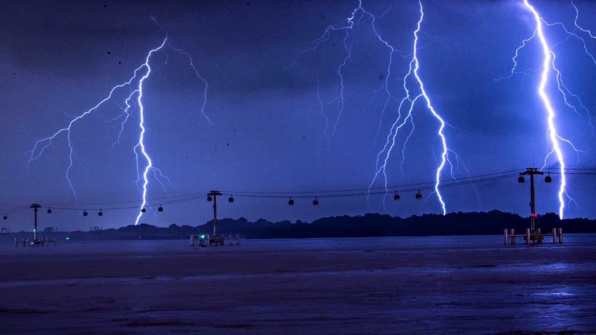 victorizzov's tweet photo. ⚡🌩️ ¡GUAYAQUIL ESTÁ EN LLAMAS CELESTIALES! 🔥⛈️

¡El cielo se volvió loco esta noche! Rayos que iluminan la ciudad como si fuera mediodía, truenos que retumban como cañonazos y una lluvia que no da tregua.

¡La Perla del Pacífico dando el espectáculo GRATIS más brutal del 2026!

¿Estás grabando los rayos más épicos o ya estás a salvo bajo techo rezando para que no se vaya la luz otra vez? 😂⚡

¡
Comparte tu foto o video del momento y etiqueta a tus panas!

#TormentaElectricaGuayaqui #GuayaquilDeNoche #RayosGuayaquil #Invierno2026 #CuidadoGye