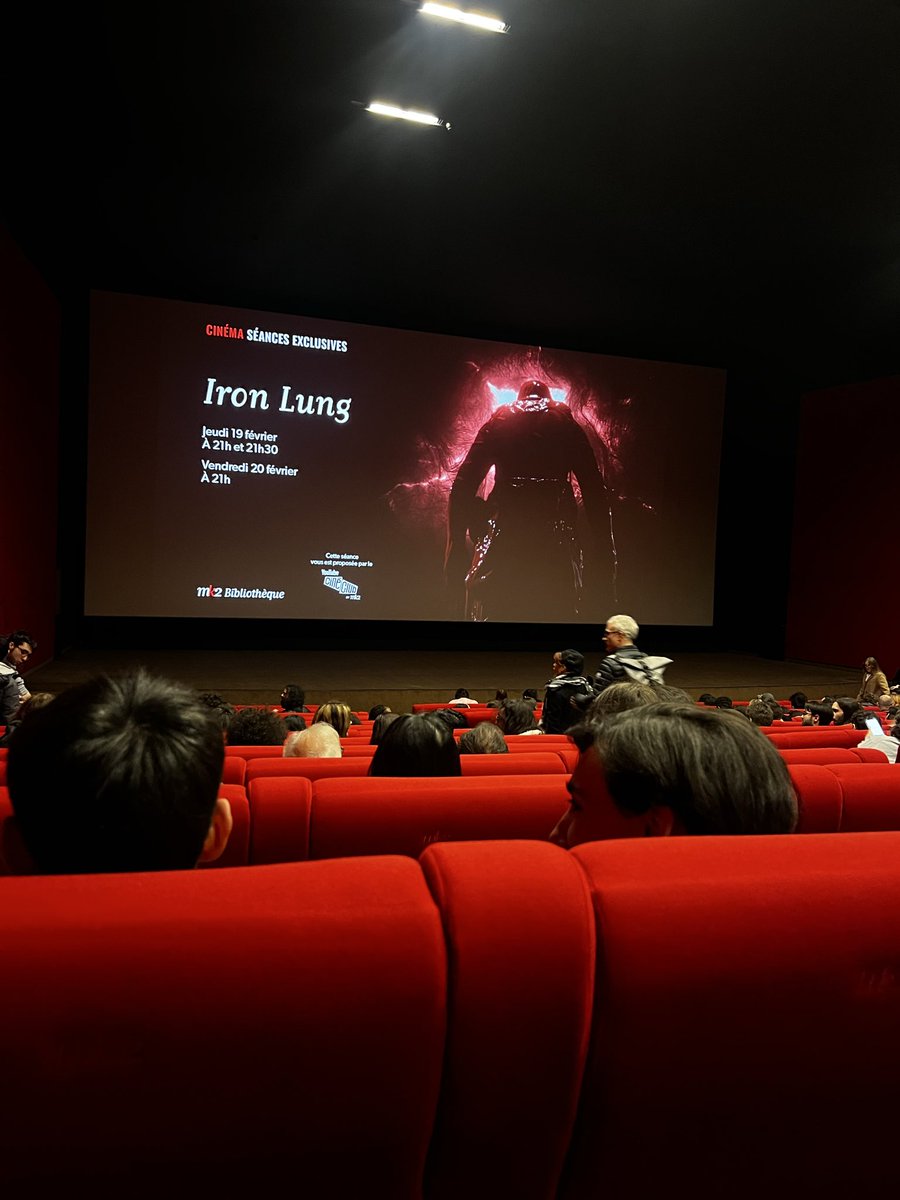 Scaravi1's tweet photo. J’ai été voir Iron lung au cinéma et l’AMBIANCE du film est dingue! On est toujours sous tension, c’est crade, on sait pas vraiment qu’est-ce qui va se passer, c’est super sensoriel. Je ne regrette pas d’avoir saisi l’occasion pour le voir en salle ! https://t.co/bdFBUjI9UX