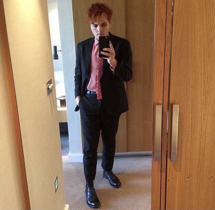 missing gerard’s mirror pics so much 🥹