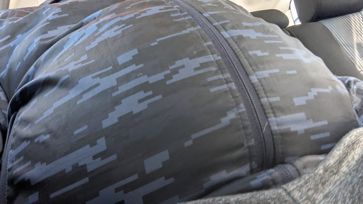 そこまで寒くなかったから久々にこの上着着たけどお腹の主張が強い