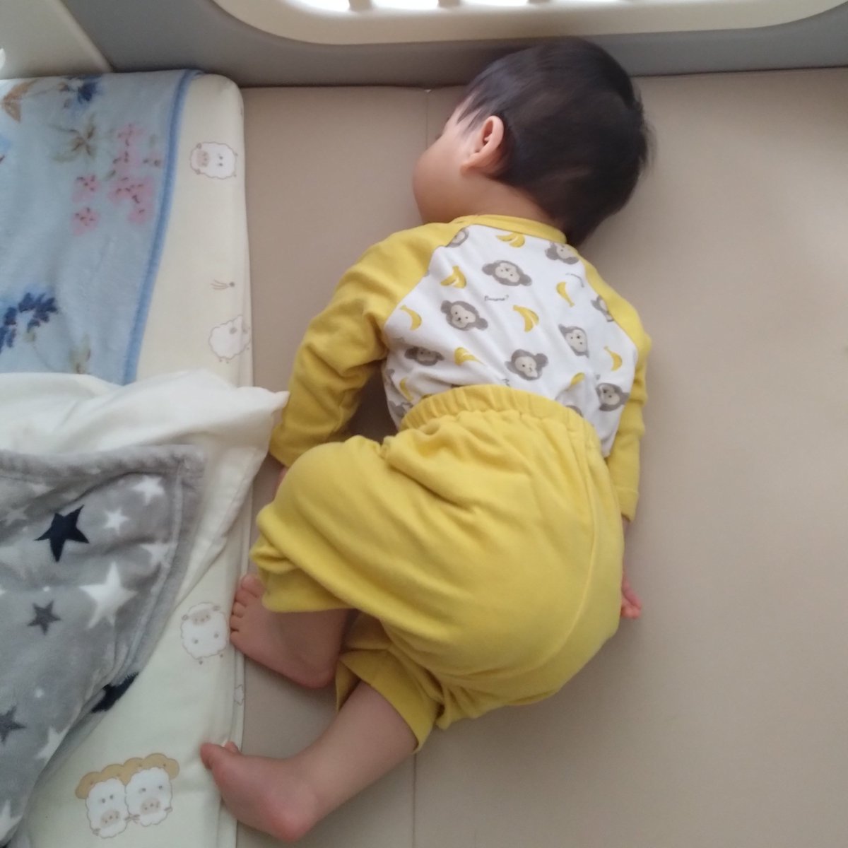 お宅のべびのミラクル寝相見せてくれませんか
これはほんの気持ちですが我が家のべびの今朝の寝相です