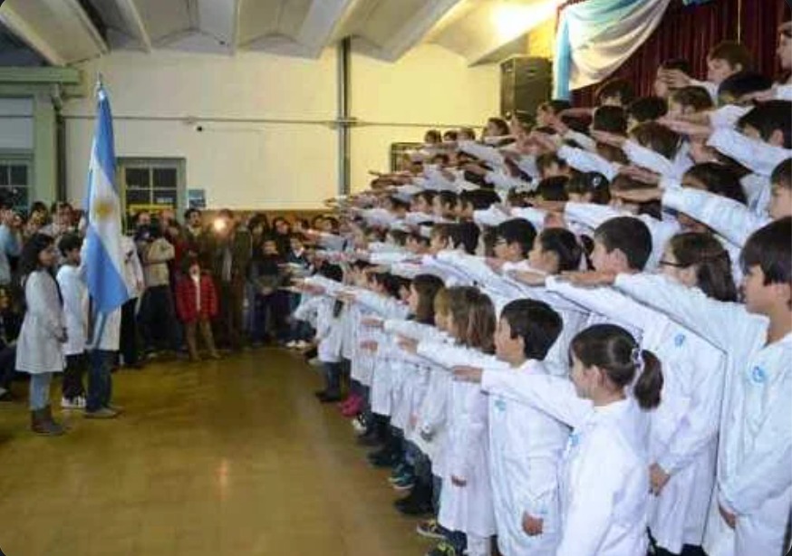Niños Argentinos jurando a nuestra bandera.
Bellísimo.