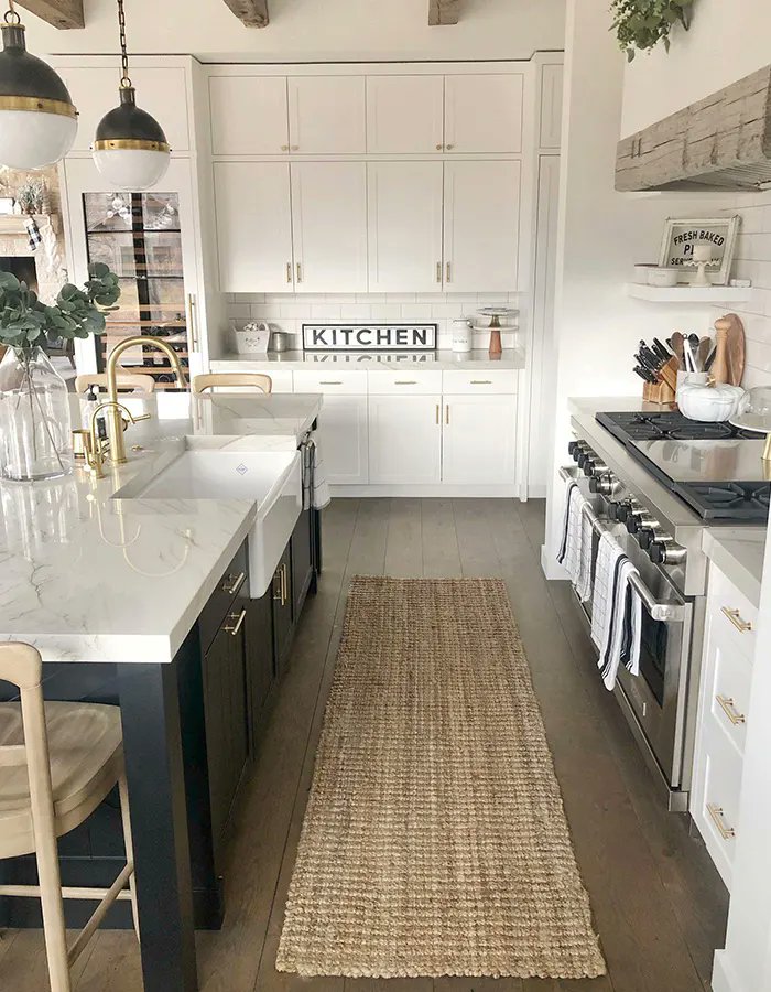 TheLemeDecor's tweet image. This classic farmhouse galley kitchen pairs white upper cabinets with dark lower ones, a long runner, and simple decor to highlight a warm, rustic layout. Functional, inviting, and timeless in style.
#FarmhouseKitchen #KitchenDesign #RusticInteriors #HomeDecor #InteriorDesign