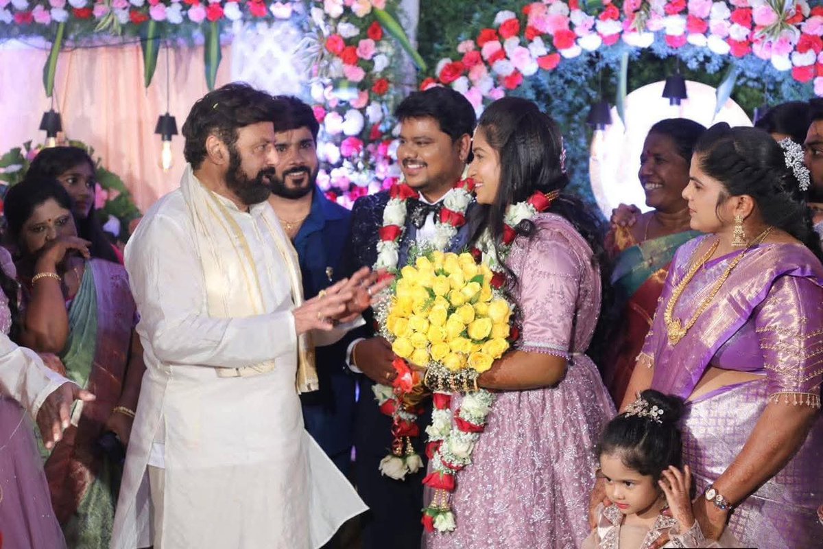 BalayyaUvasena's tweet image. హిందూపురం మునిసిపల్ చైర్మన్ సోదరుడికి కుమారుని పెళ్ళి రిసెప్షన్ కార్యక్రమం లో పాల్గొన్న ప్రియతమ శాసన సభ్యులు * Nandamuri Balakrishna  * గారు ...👏💐🥰🙏💛

#jaibalayya 
#GodofMassesNBK 
#balayya #NBK 
#HindupurMLA 
#BalayyaBabu 
#PadmaBhushanNBK 
#NandamuriBalakrishna 
#hindupur